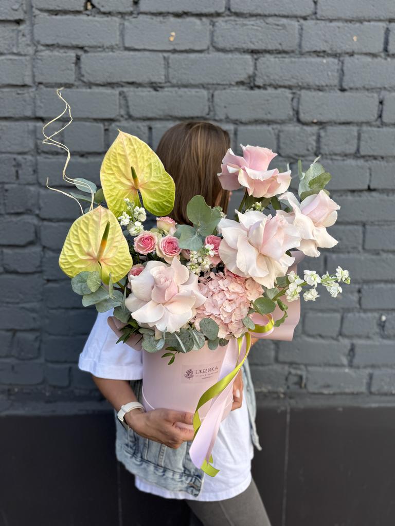 Коробка с антуриумом и французской розой