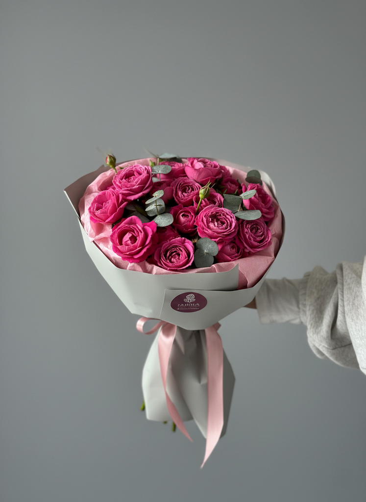 Пионовидные розы с эвкалиптом