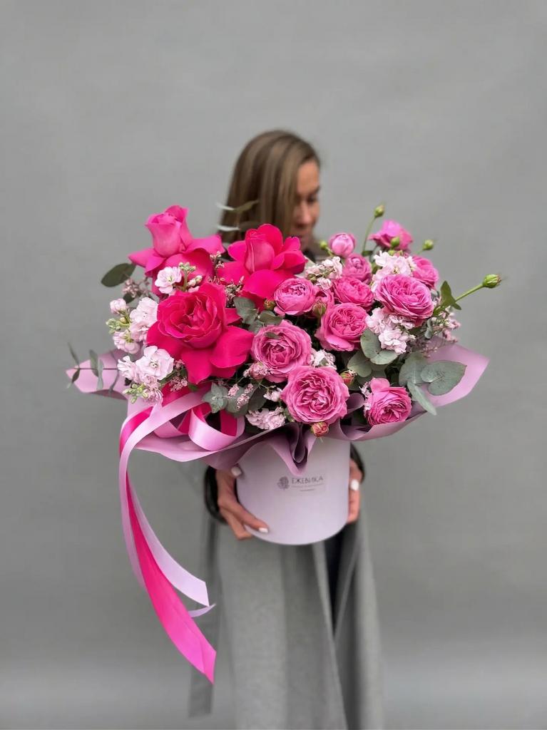 Яркая композиция с французской розой и кустовой пионовидной розой сорта "Мисти Баблс"