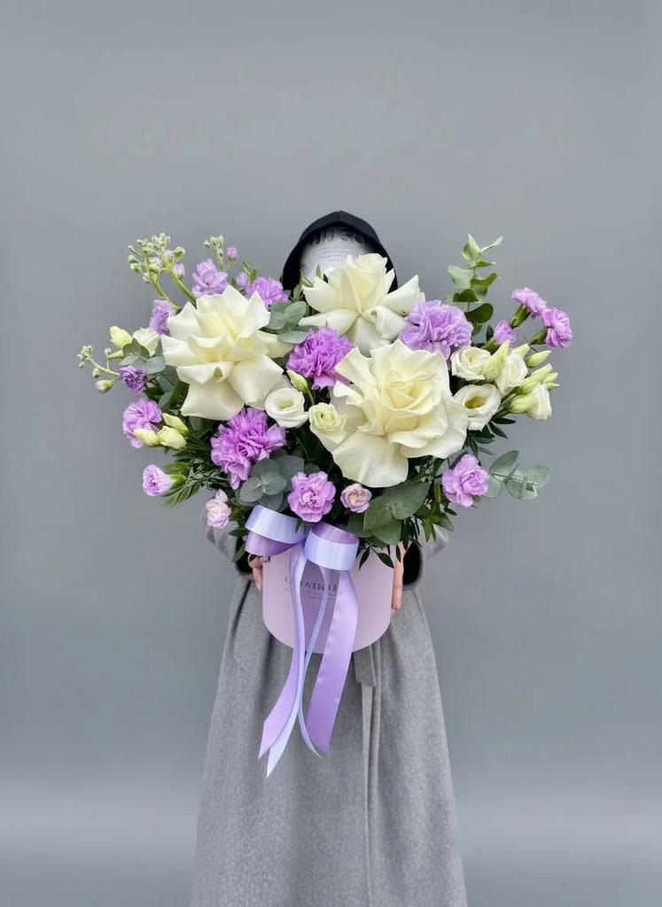 Авторская композиция с французской белой розой и лиловой маттиолой в коробке