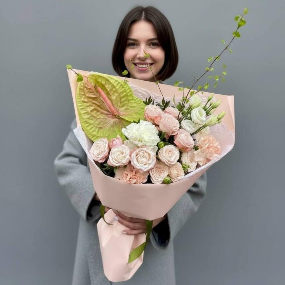 Букет с антуриумом и пионовидной розой