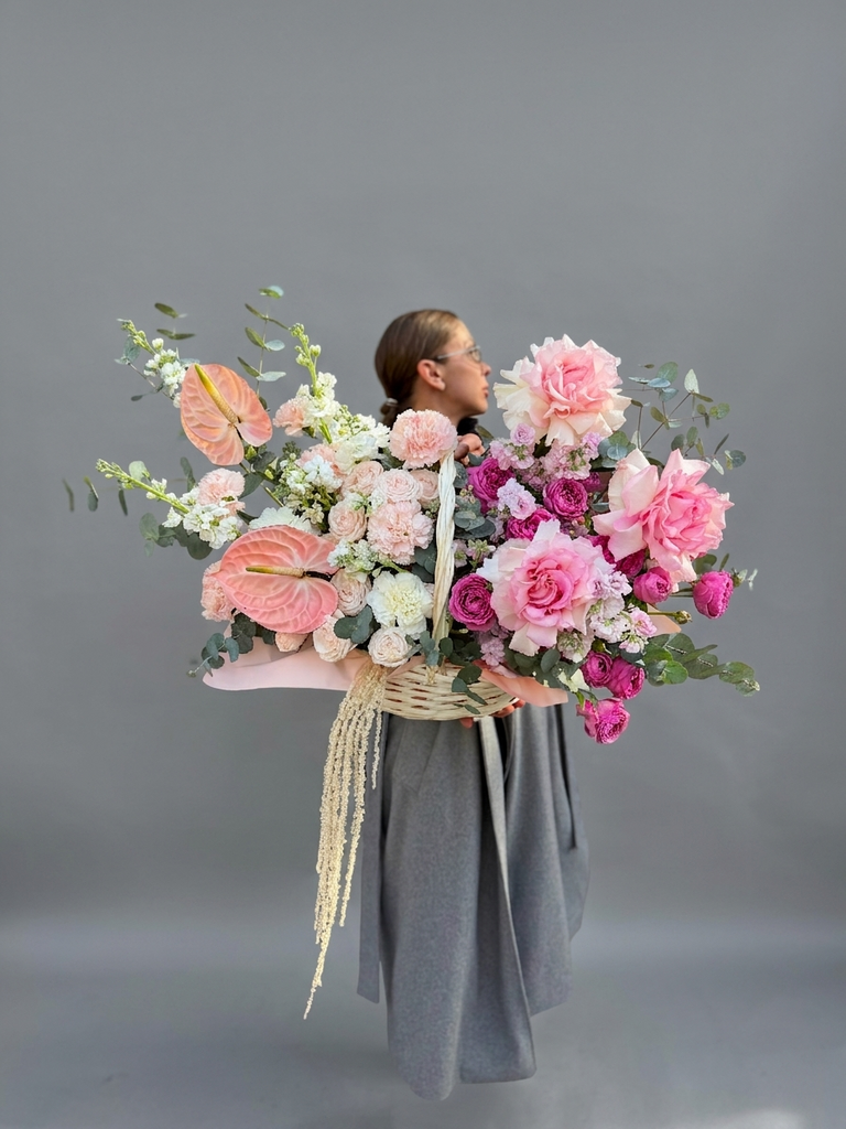 Роскошная корзина с антуриумом и пионовидной розой