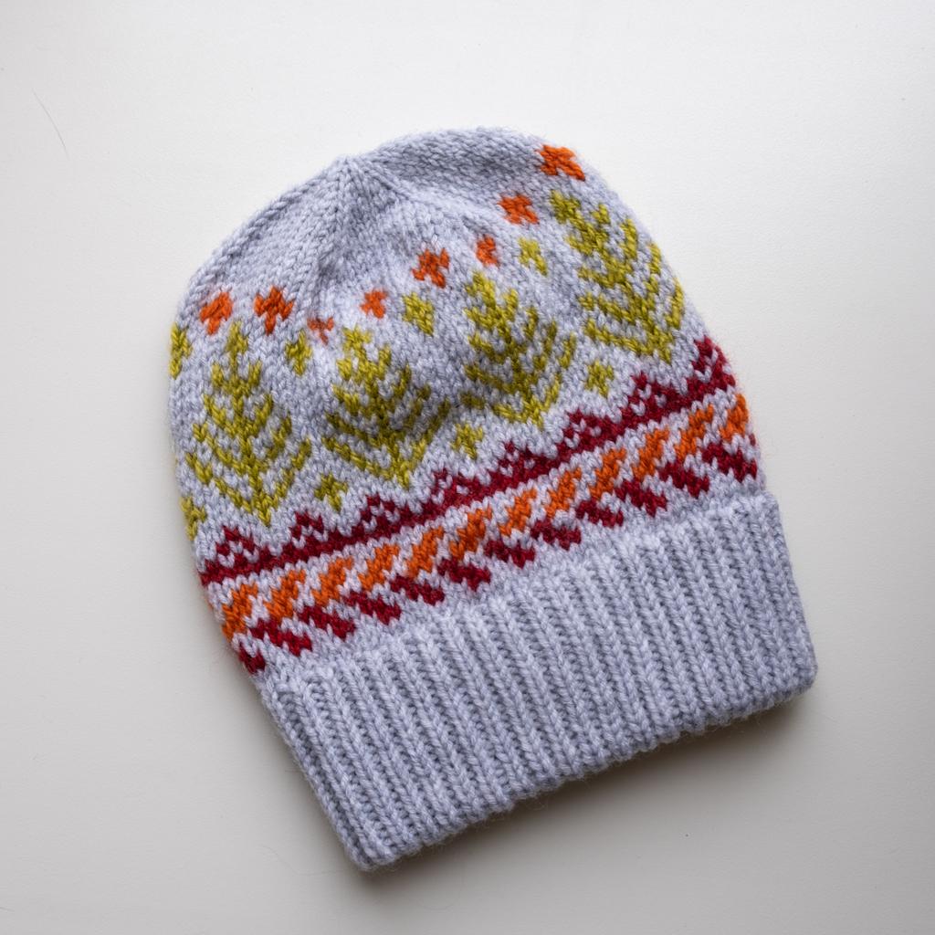 Описание вязания шапки "Yolki hat"