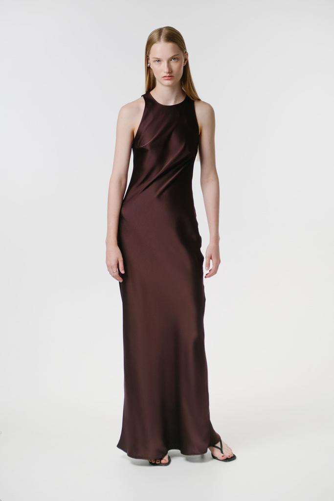 Платье прилегающего кроя в глубоком шоколадном оттенке