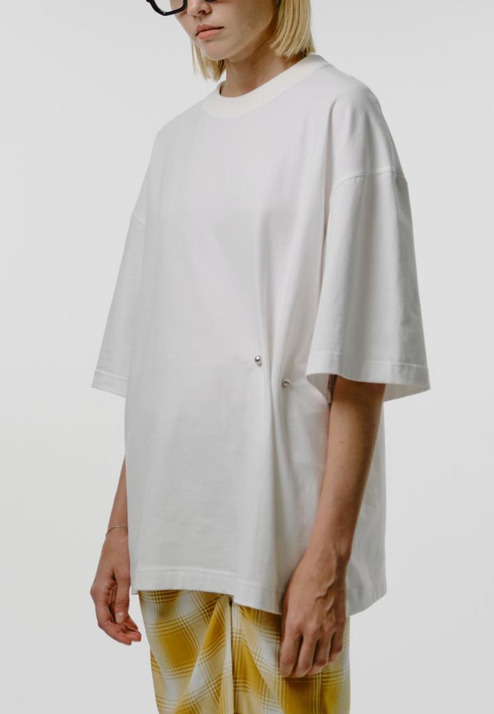 Футболка оверсайз кроя с булавкой белая