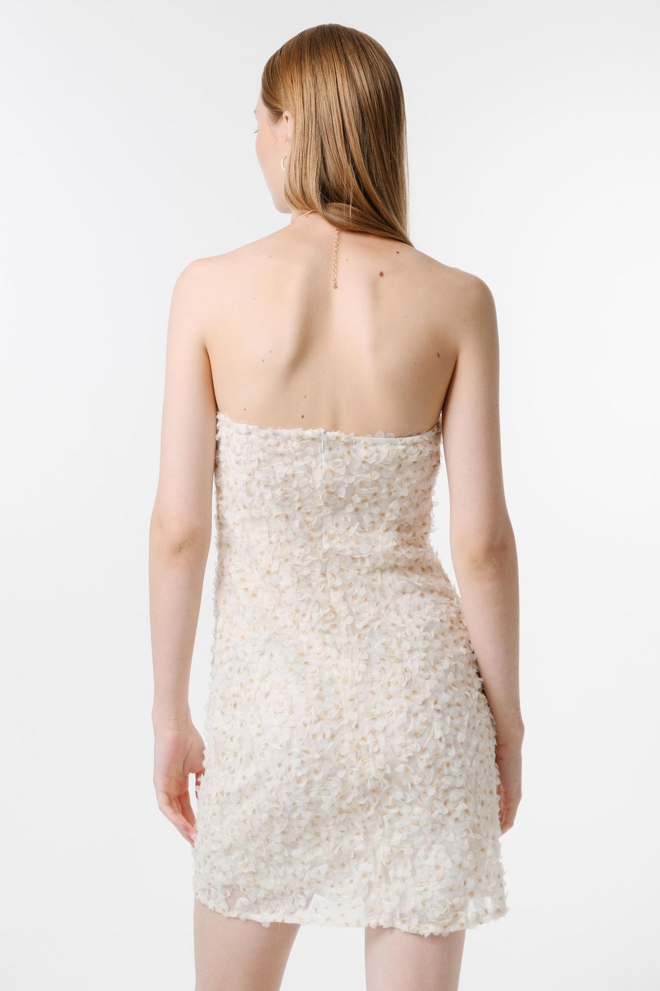 Платье-бандо с выбитым цветком в длине мини