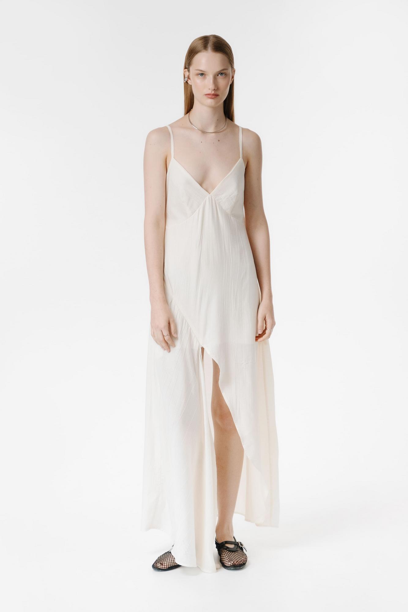 Платье c разрезом спереди