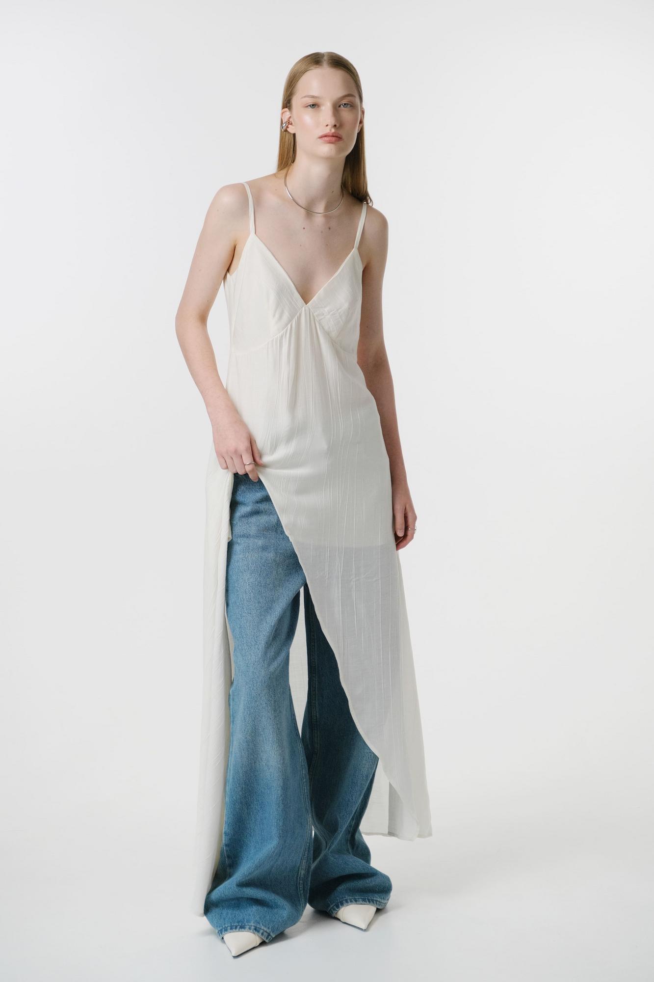 Платье c разрезом спереди