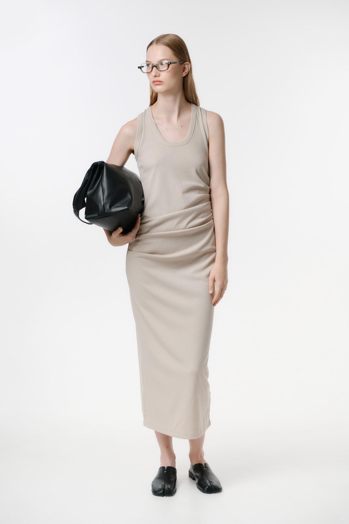 Приталенное платье с драпировкой