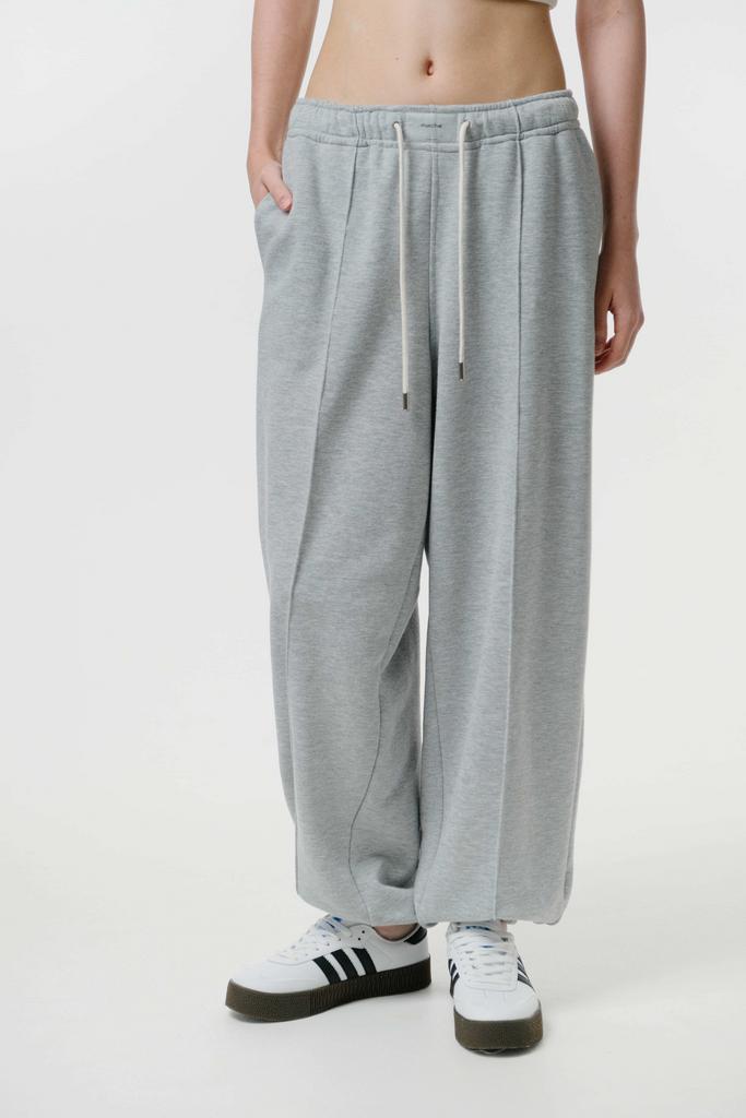 Брюки свободного кроя со стрелками