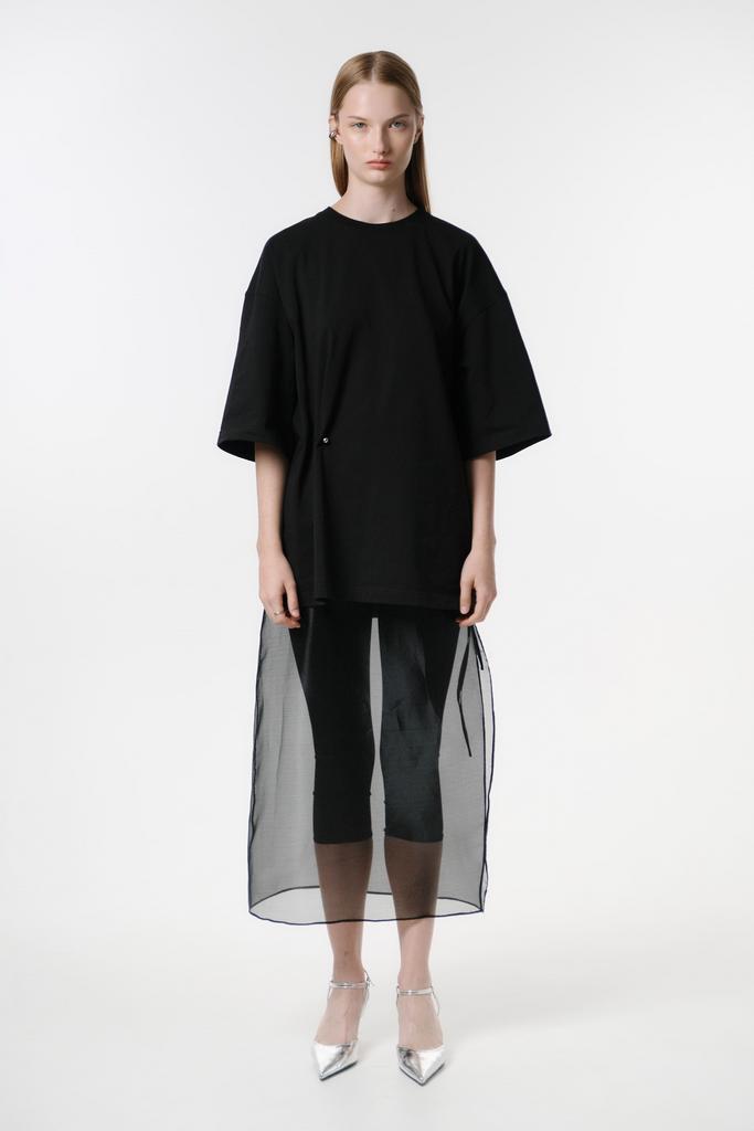 Футболка оверсайз кроя с булавкой