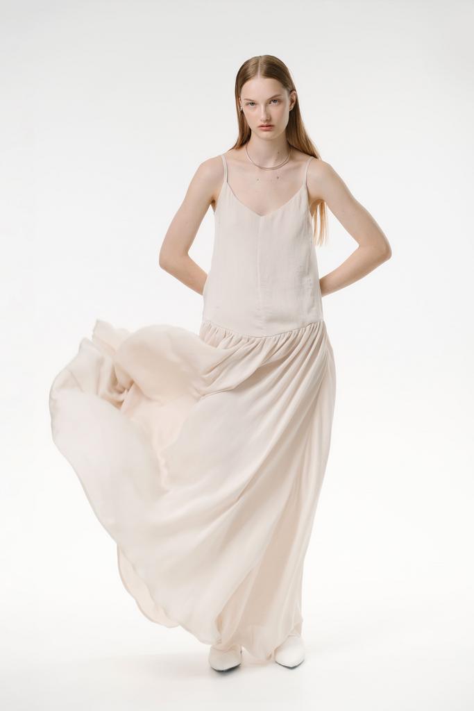 Платье в мокром шелке со шлейфовым низом