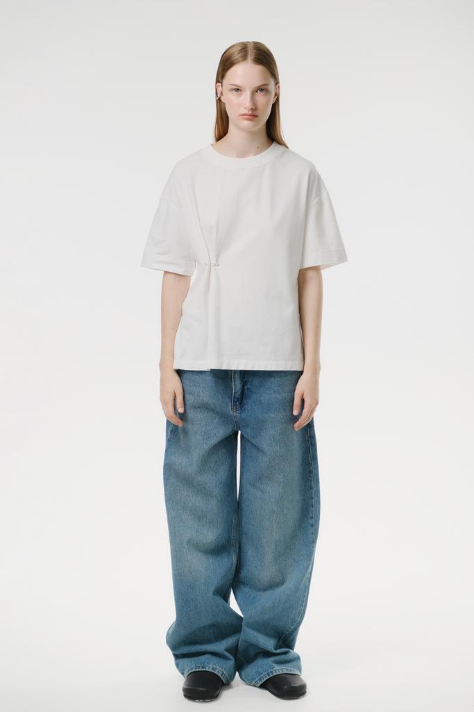 Футболка прямого кроя с разрезами и  булавкой