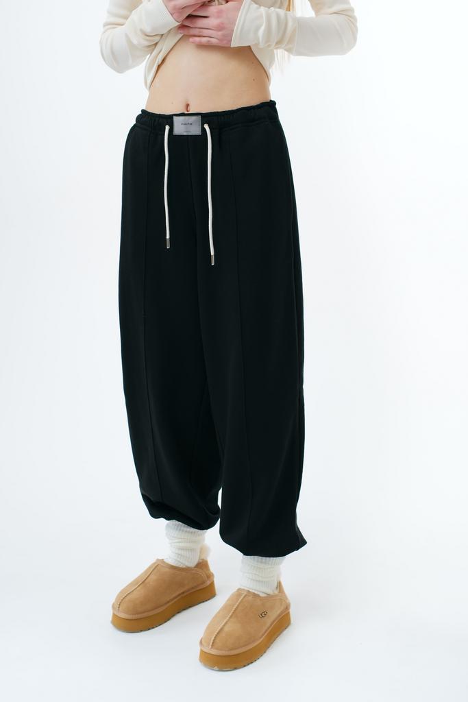 Брюки свободного кроя со стрелками