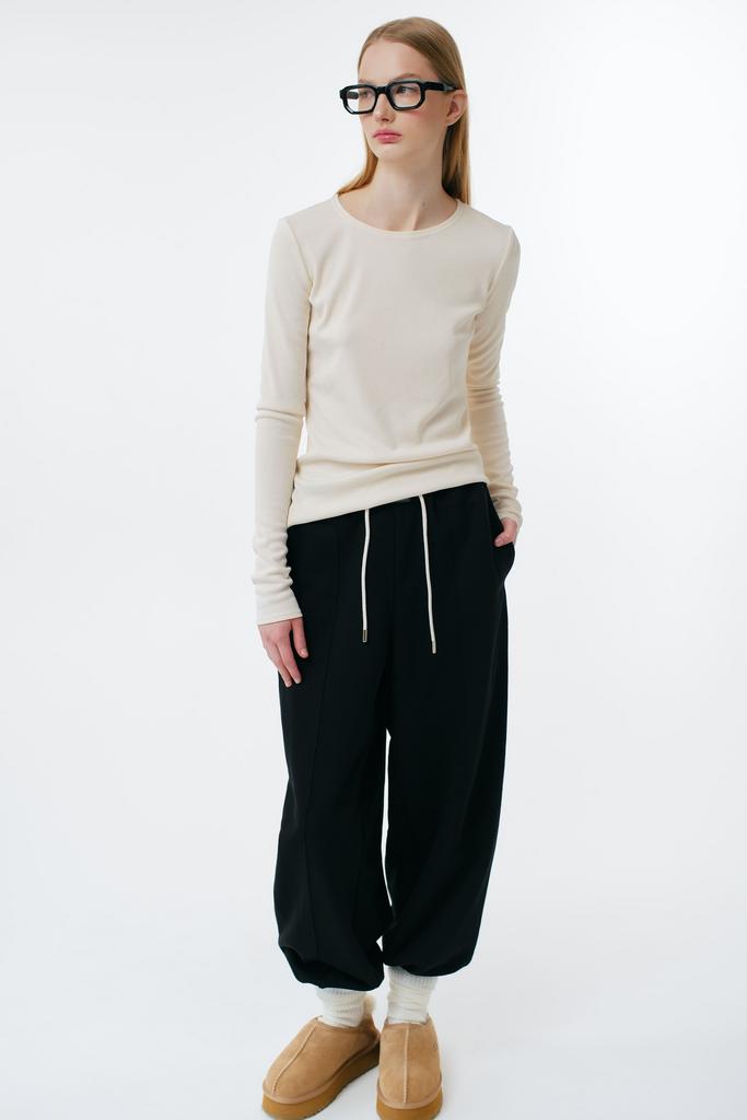 Лонгслив в рубчик прилегающего кроя