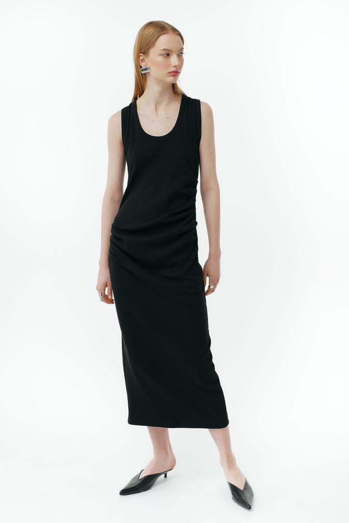 Приталенное платье с драпировкой