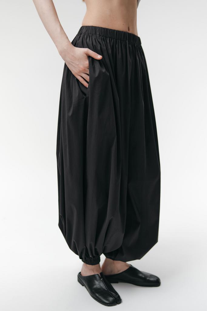 Брюки баллоны в черном цвете
