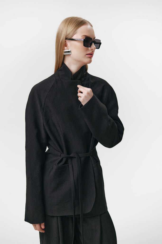 Жакет с поясом из плотного льна в черном цвете