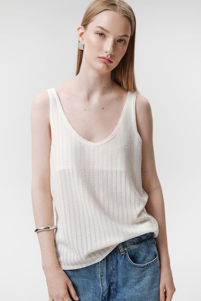 Майка из рельефной ткани с глубоким вырезом