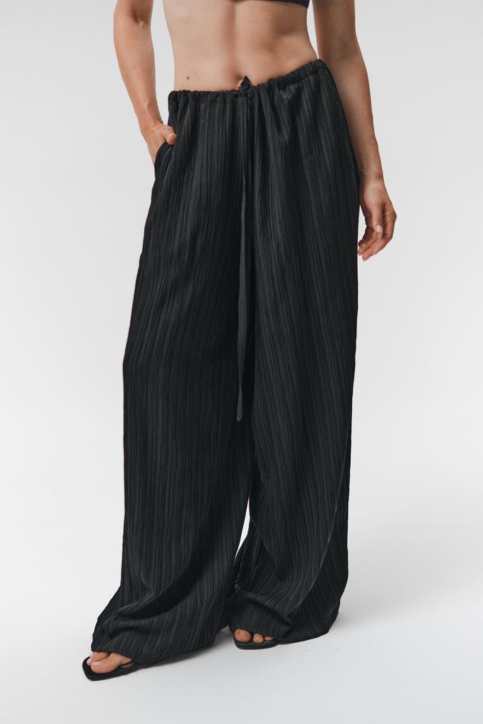 Свободные брюки в жатом хлопке