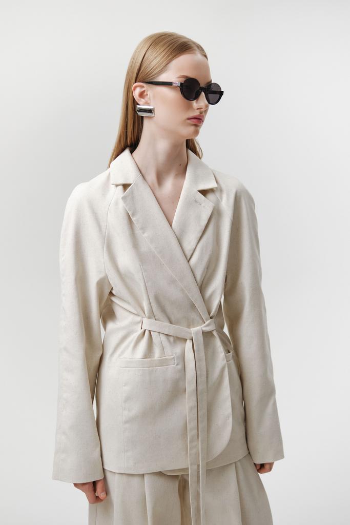 Жакет с поясом из фактурного льна в бежевом цвете