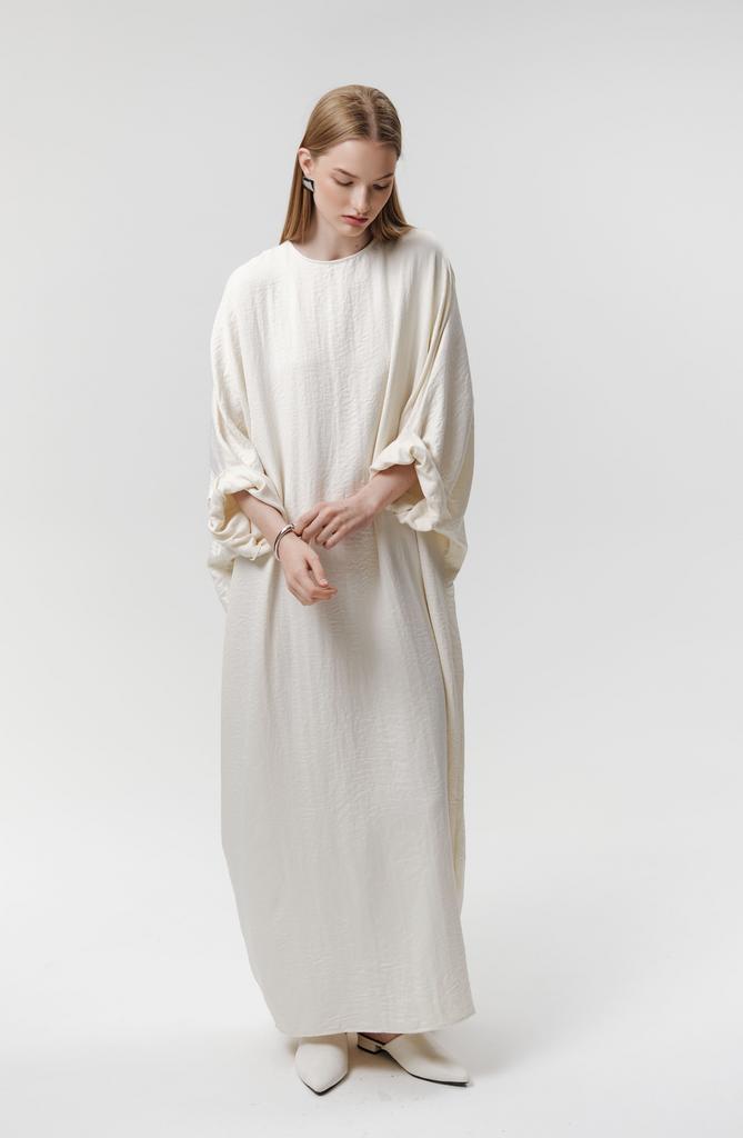 Платье объемного кроя в струящейся ткани