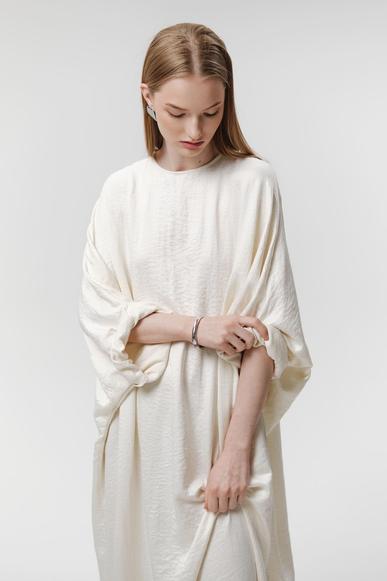 Платье объемного кроя в струящейся ткани