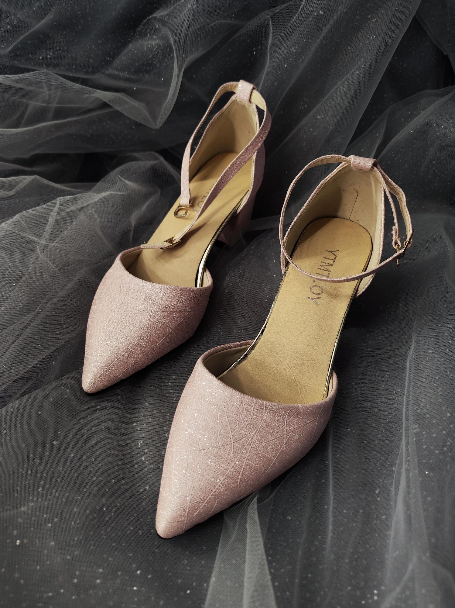 Розовые туфли с застежкой