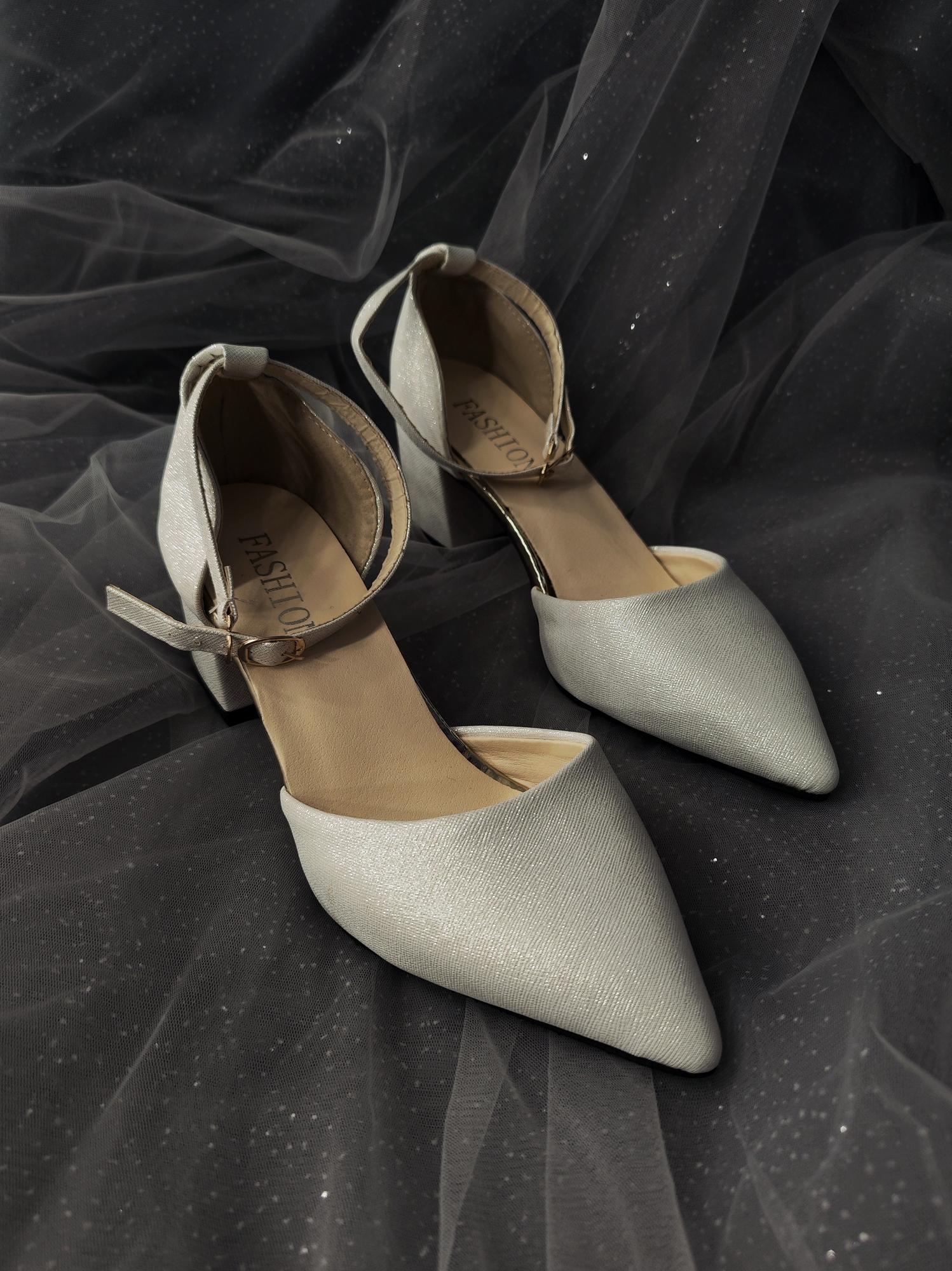 Серебристые туфли с застежкой