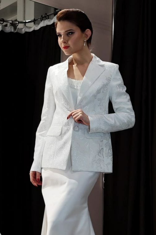 Белый пиджак из жаккарда