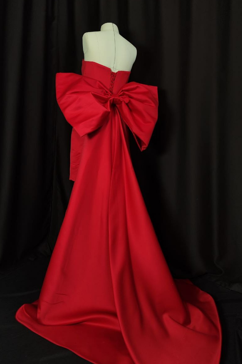 Объемный бант красного цвета