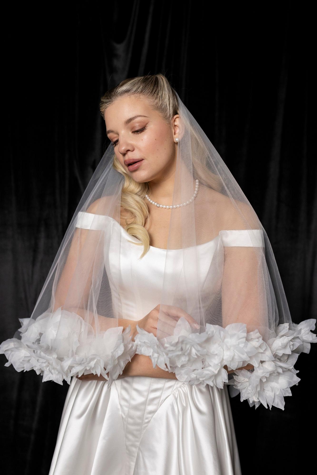 Перекидная короткая фата с лилиями