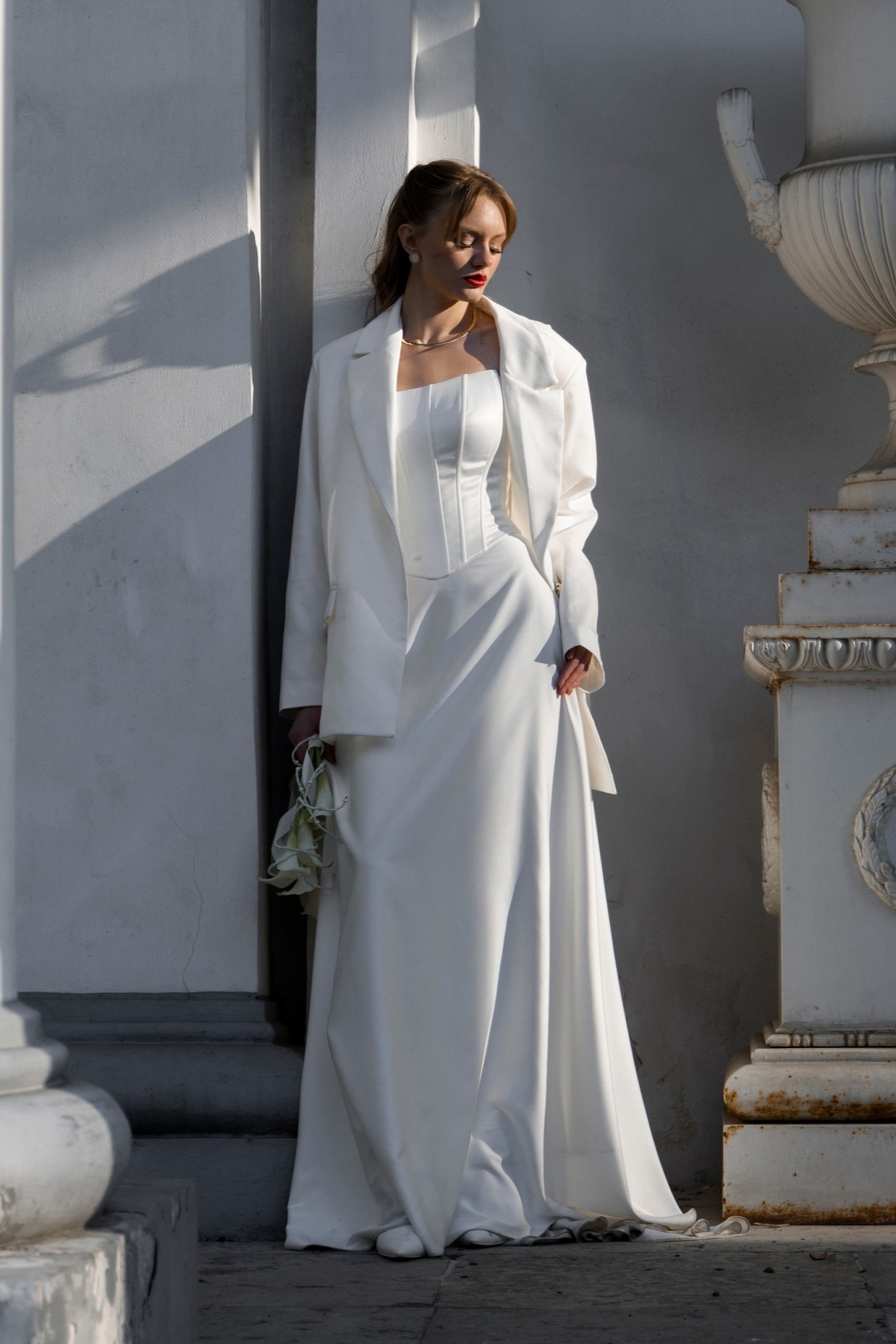 Угловатый корсет и сатиновая юбка