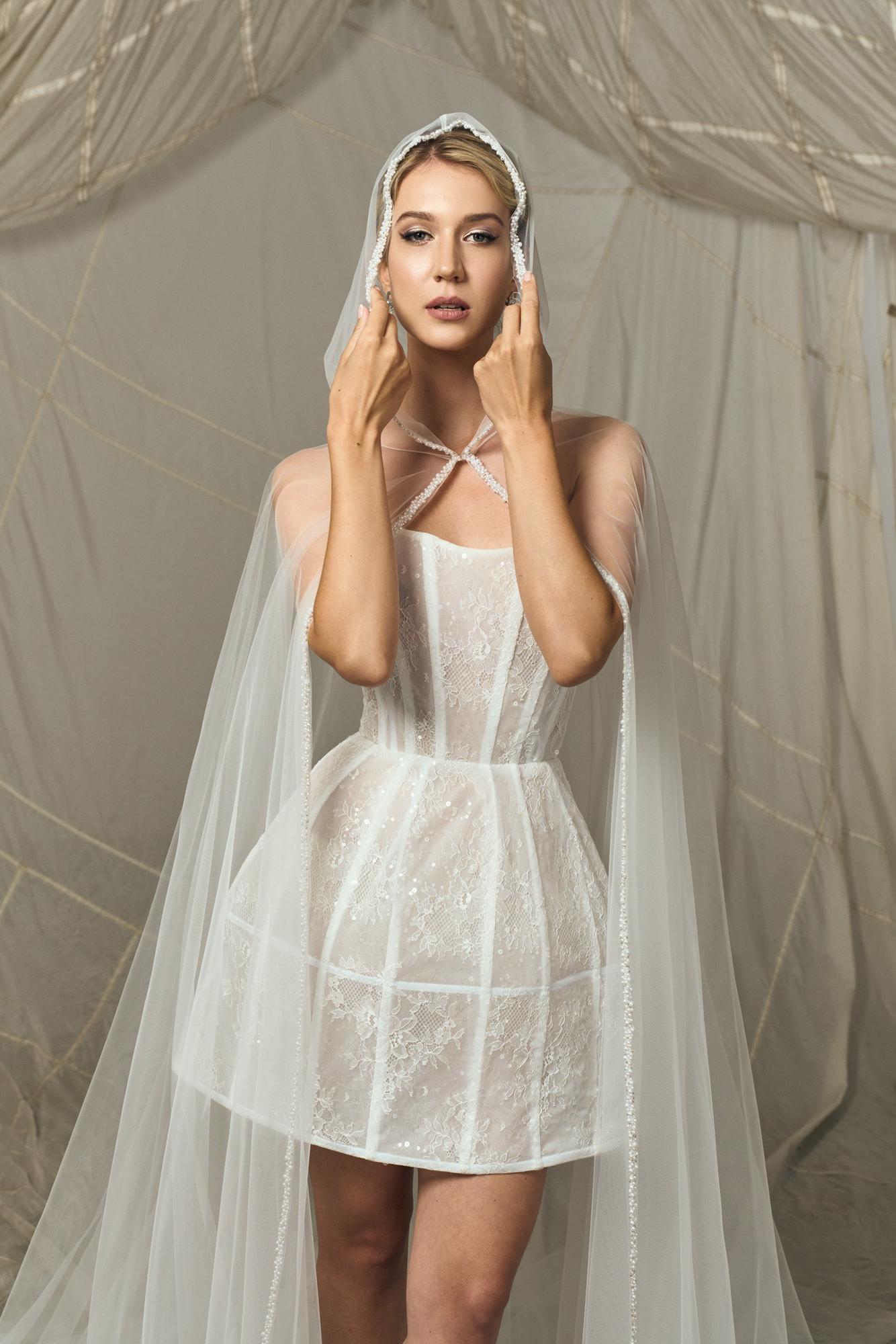 Кейп с капюшоном и инкрустацией