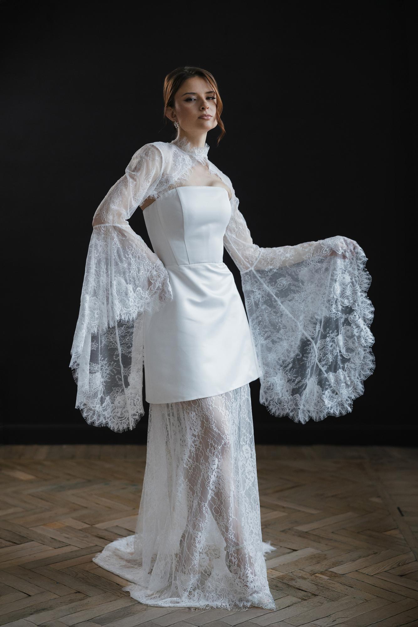 Кружевное болеро с широкими рукавами