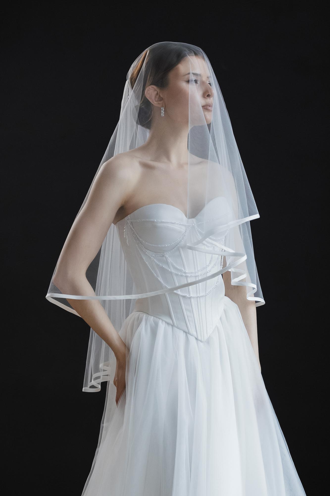 Перекидная короткая фата с атласной лентой