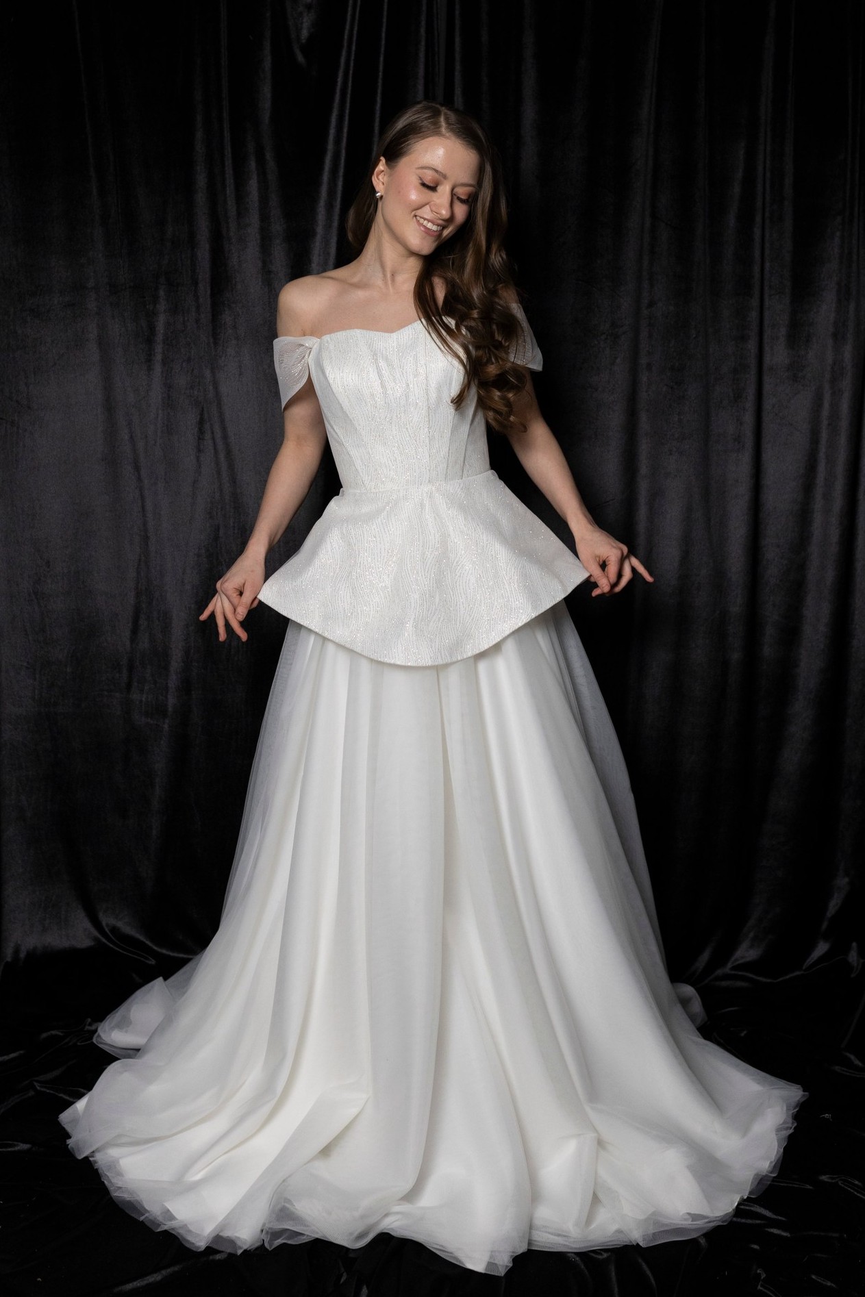 Блестящий корсет с баской и фатиновая юбка