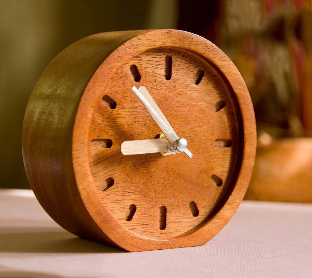 Часы из дерева настольные