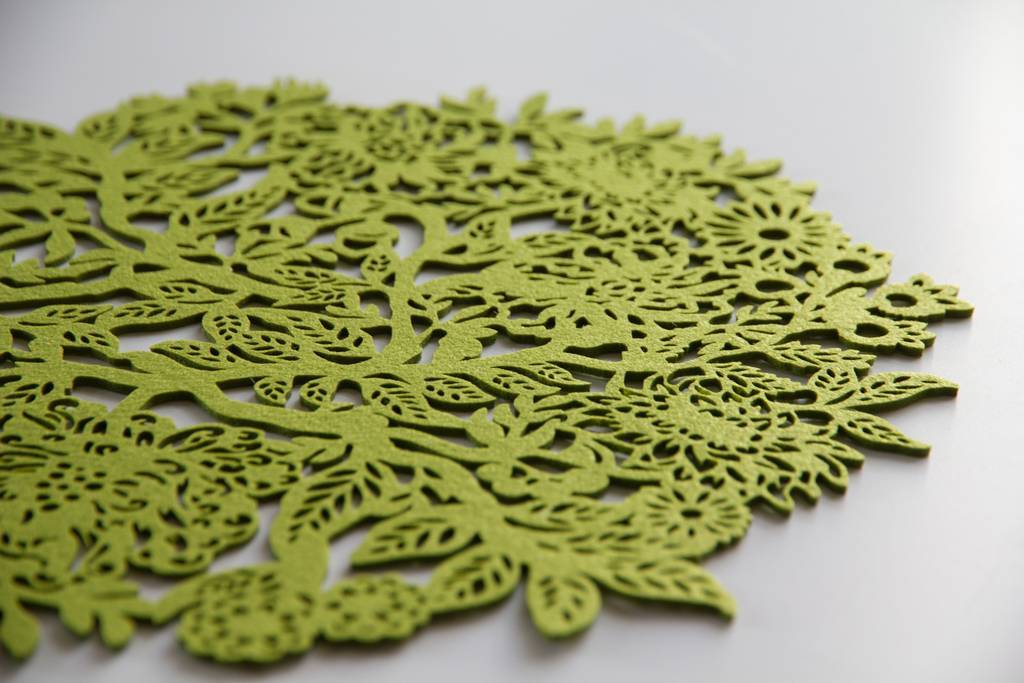 Мягкая салфетка из фетра для сервировки стола зелёного цвета.