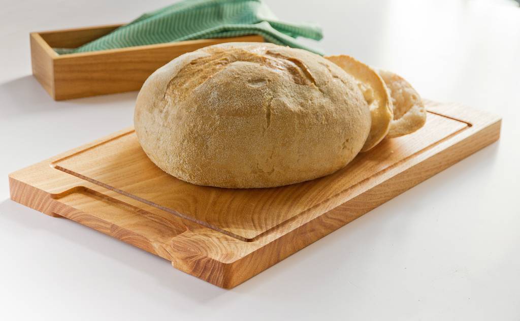 Прочная разделочная доска из массива акации подходит для использования в ресторанах