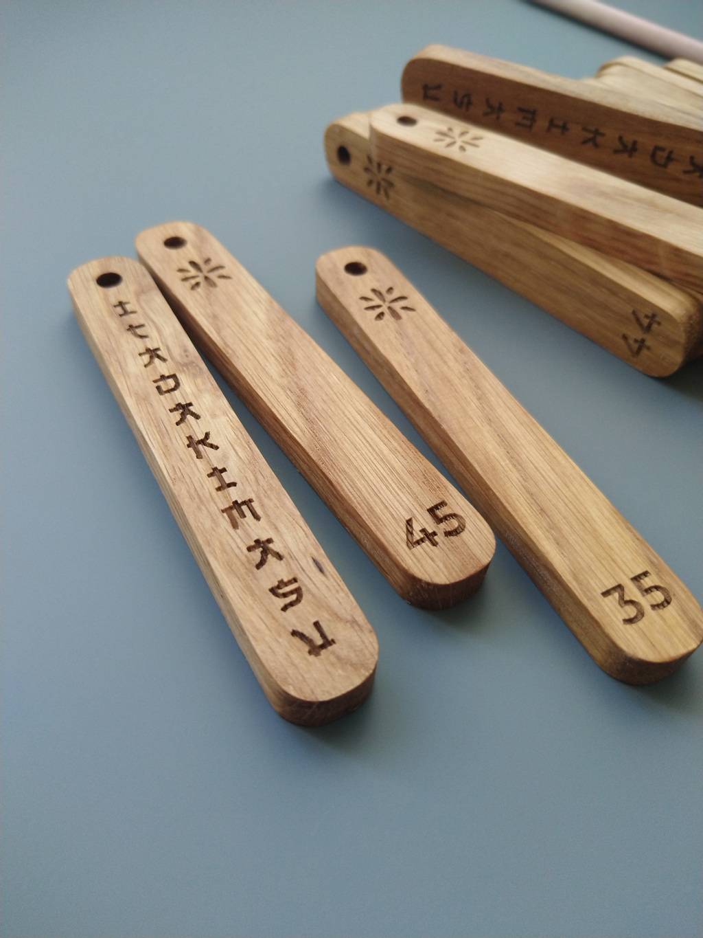 номерки для столов и гардероба из дерева