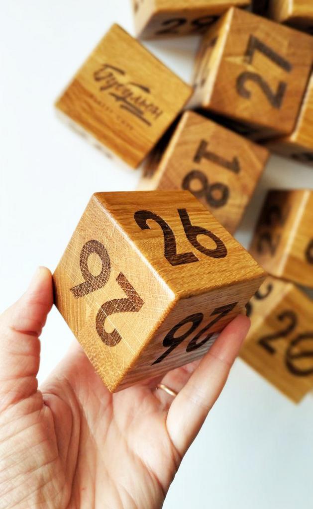 кубик из дерева с номером стола или заказа