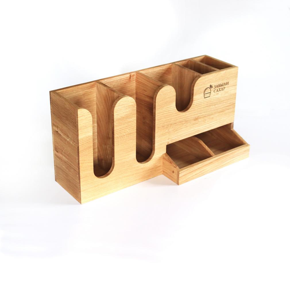 Органайзер имеет различные отделения и ячейки, которые помогают организовать пространство для хранения таких предметов, как - палочки, крышки, трубочки, сахар, салфетки