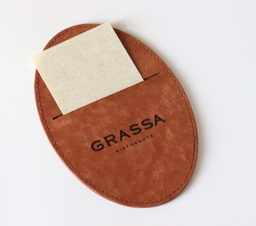 Дизайн счетницы включает удобный прорезной карман для чеков, наличных денег и банковских карт. Лаконичный и стильный внешний вид создаёт великолепное впечатление у гостей, подчеркивая премиальный уровень вашего учреждения.