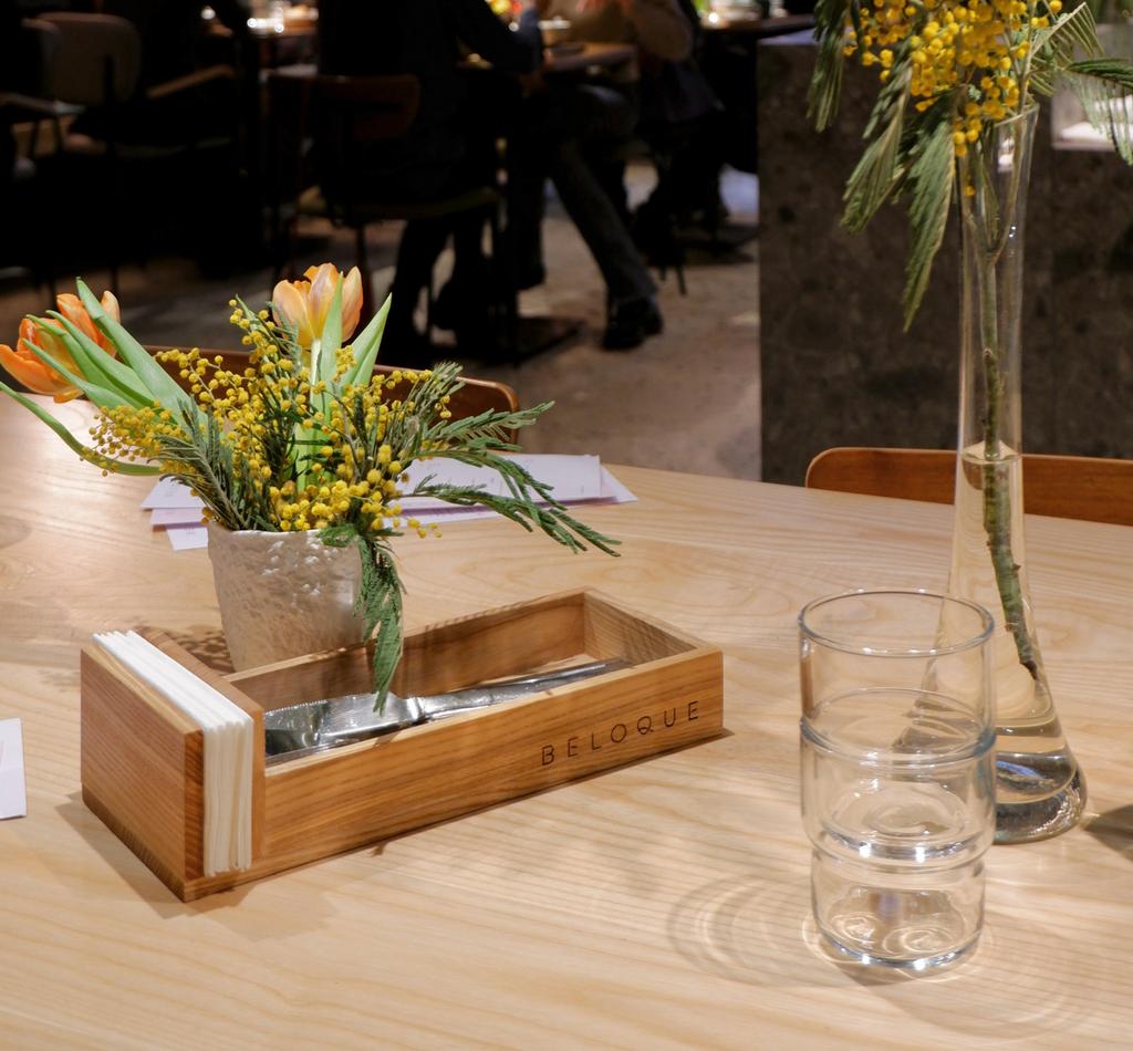 Ящик для приборов из массива дерева привлекательный и надёжный