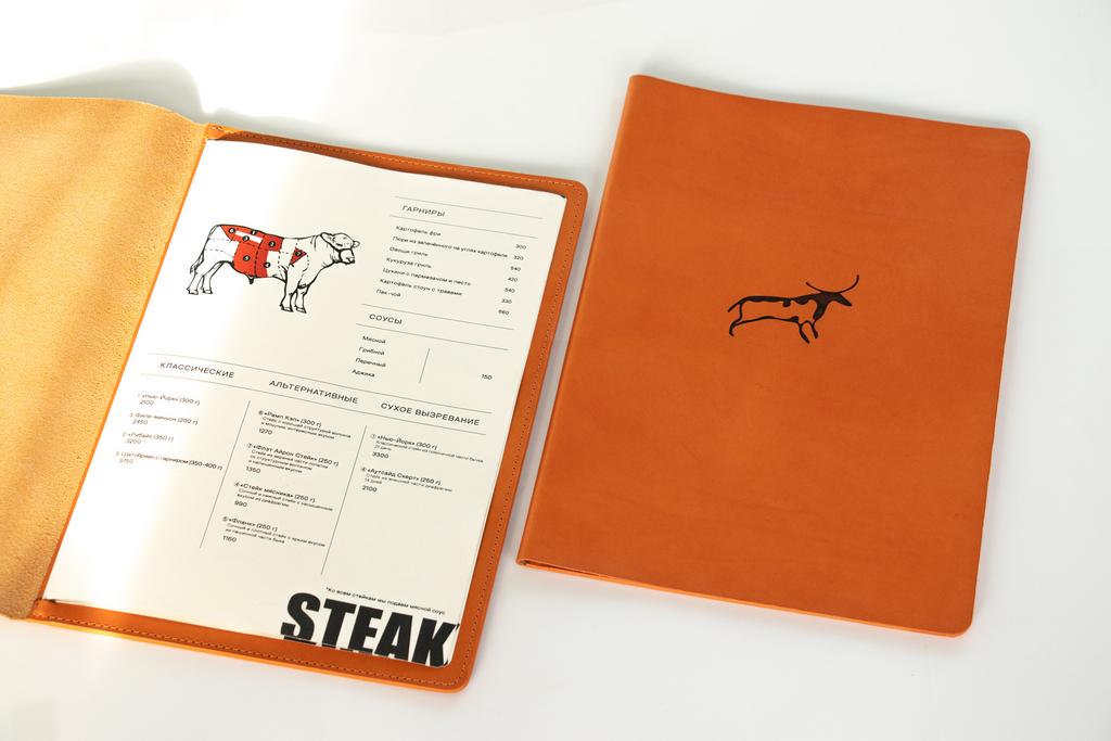 Качественная кожаная папка для ресторанного меню с металлической шпилькой для быстрой и лёгкой смены бумажного носителя.