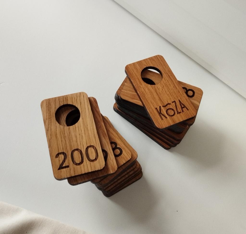 Деревянные номерки для гардероба с индивидуальной гравировкой номеров
