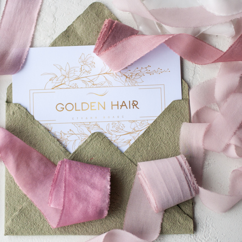 Подарочный сертификат с золотистой эмблемой