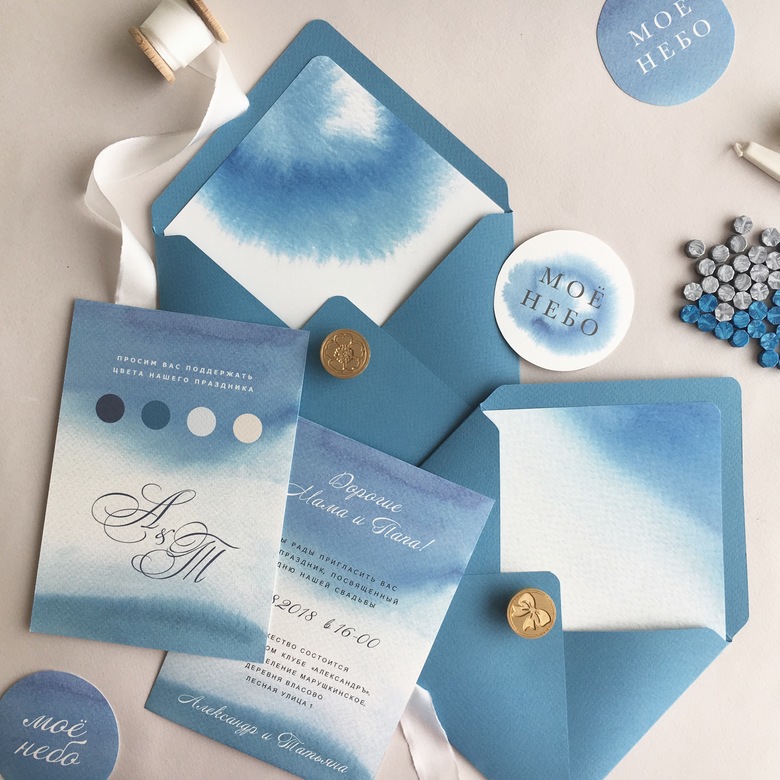 Приглашение с оттенками синей акварели