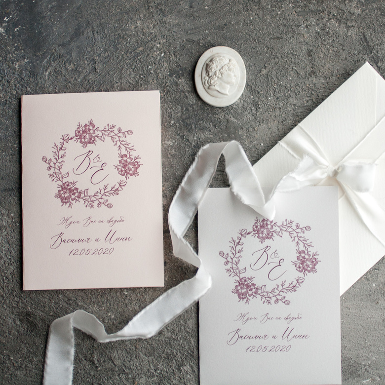 Приглашение с монограммой в венке, бордо